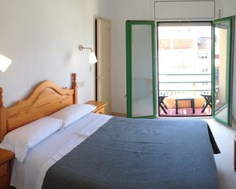 Hostal Rom Familiar - Roses - Makuuhuone