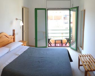 Hostal Rom Familiar - Roses - Bedroom