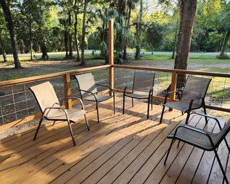 1-1/2 acre Park like wooded setting. Clean 3/2 with plenty of parking. - Homosassa - Patio