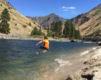 Hand Crafted Log Cabin On The Salmon River With Private Sand Beach - Riggins