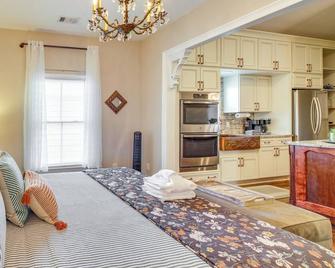 Cozy Savannah Vacation Rental with Fenced Courtyard! - Savannah