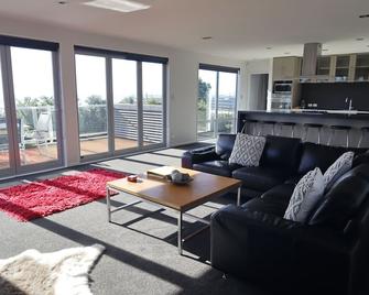 Sunny Stylish Sea Views - Kaikoura - Living room