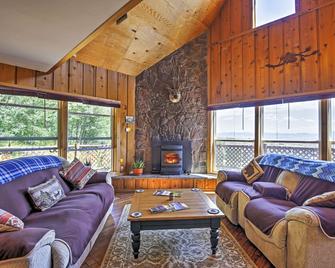 Gore Pass Kremmling Cabin w/ Fire Pit + Mtn Views! - Kremmling - Living room