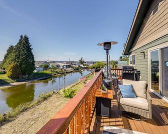 Waterfront Birch Bay Rental - Walk to Beach! - Blaine - Balcony