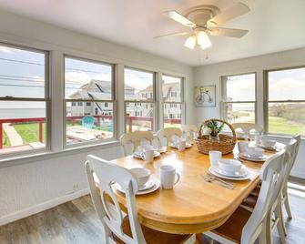 Charming Niantic Vacation Rental: Walk to Beach! - Niantic - Dining room