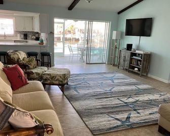 Beautiful waterfront home, new refinished heated pool, boat dock bikes & kayaks! - Matlacha - Living room