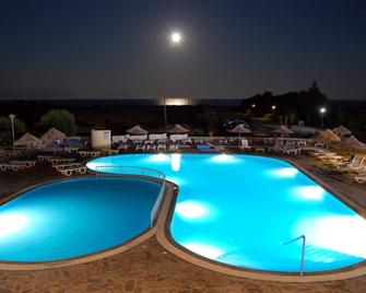 伊夫里皮茲村 - 式酒店 - 科斯島 - 卡達麥納 - 游泳池