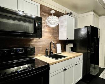 Cozy Getaway at Stone Horse - Bardstown - Kitchen