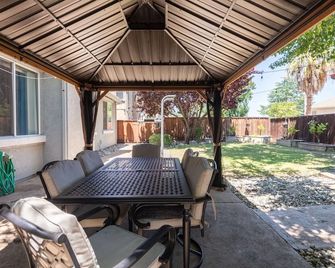 Spacious 4br/3ba Retreat W/ Jacuzzi, Backyard Oasis - Antioch - Patio