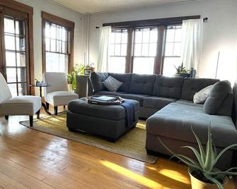 Historic Condo in Downtown Fargo - Fargo - Living room