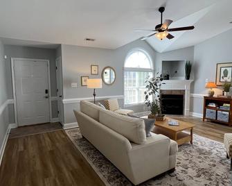New! Charming Townhome 3 Minutes to Campbell - Lillington - Sala de estar