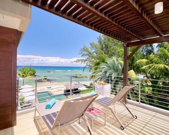Bon Azur Beachfront Suites and Penthouses by Lov - Pointe aux Piments - Balkon