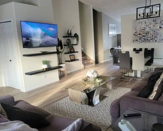 Bright & Cozy 3 bed , 2 bath Home - Гранде Прарі - Вітальня