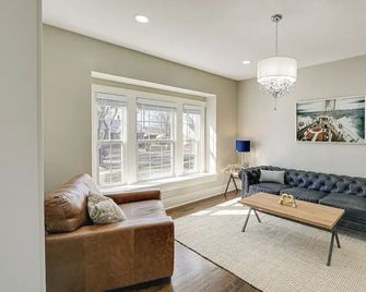 Riverfront Newton Vacation Rental Near Wichita! - Newton - Huiskamer