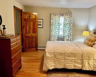 Private & Cozy Home on Wooded Lot - Saco - Bedroom
