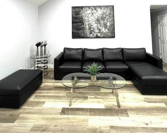 Poolerbnb, Spacious Modern Getaway Near Savannah! - Pooler - Living room