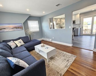 Wonderful 2 Bedroom w/ Parking & Beach Passes ~ Walk to Beach, Rides, Waterpark - Seaside Heights - Living room