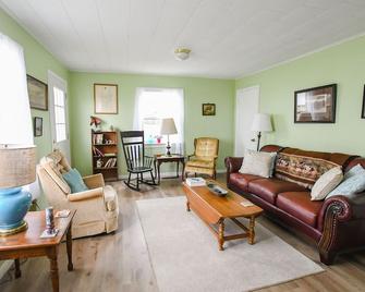 The Painted Pony Cottage at LegUp Stables. Vacation with a Horse! - Geneseo - Living room