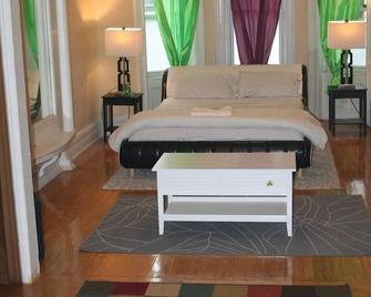 Bright Sunny Spacious 2 BR Corporate Apt in wonderful Brooklyn with WiFi, AC - Brooklyn