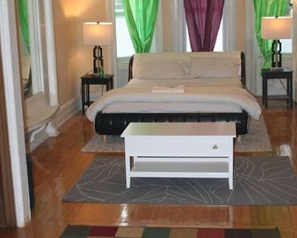 Bright Sunny Spacious 2 BR Corporate Apt in wonderful Brooklyn with WiFi, AC - ברוקלין
