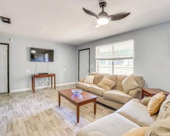 Brent Family Home with Spacious Yard and Covered Patio - Brent - Sala de estar