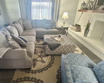 High Rock Lake Cozy Lakefront Cottage - 3 Bedroom / 2 Baths - Lexington - Wohnzimmer
