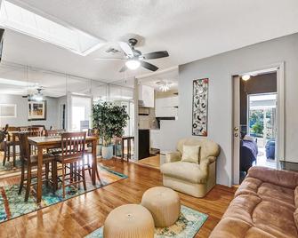 Cozy 3 BR/2 BA, with Bonus & Great Rooms, pool, on canal, near downtown/airport. - Fort Lauderdale - Living room