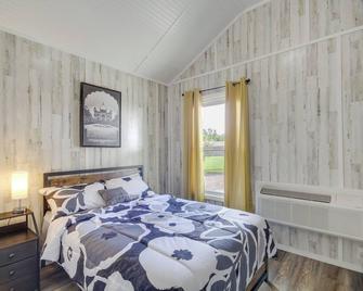 Cozy Picayune Tiny Home Rental about 4 Mi to Downtown! - Picayune - Schlafzimmer