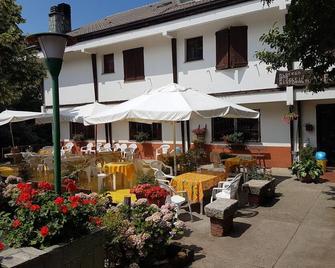 Albergo Rifugio Monte Cucco - Urbe - Patio