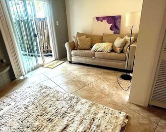 Cozy Silver Spring, MD Basement Suite Near DC & White Oak - Silver Spring - Living room