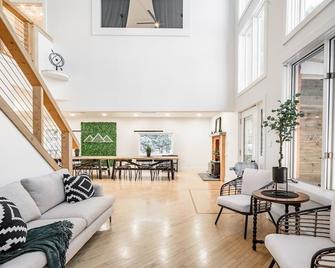 Boulder Luxury Getaway 7 acres River & Pond - Boulder - Living room