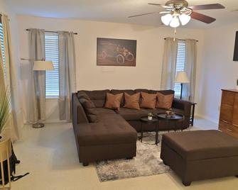 The Ford Manor- Perfect for Extended Stays - Shreveport - Living room