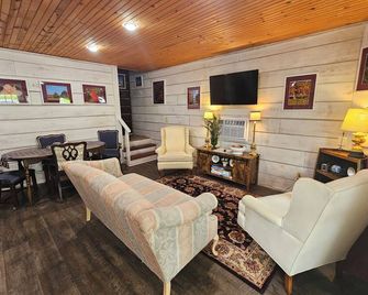 Brownstone Mill by the Pond - Mount Nebo - Living room