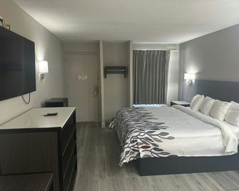 Red Roof Inn Media - Media - Bedroom