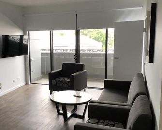 Quattro On Young - Carrington - Living room