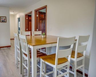 Creekside Cottage: Private Hot Tub, Fenced Yard - Springfield - Essbereich