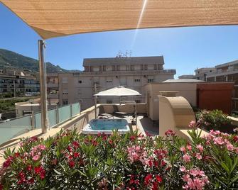 Artemis Hotel - צ'פאלו - מרפסת