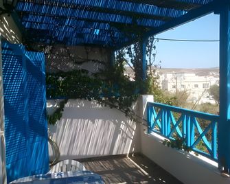 밀로스 베이 스위트 - 아다마스 - 발코니