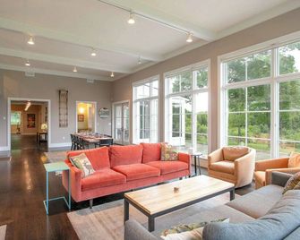 Secluded Estate: Hot Tub, Walking Path To Downtown - Williamstown - Lounge