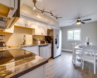 Renovated Munster Condo - 15 Mi to Lake Michigan! - Munster - Kitchen