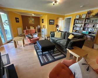 Excellent ground floor 2 Bed apt overlooking golf course with private parking. - Watton - Living room