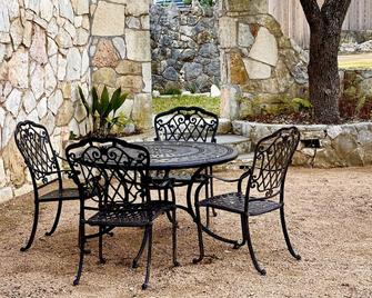Robert Wood Art Cottage - Near Floores Country Store, Seaworld & Fiesta Texas - Helotes - Patio