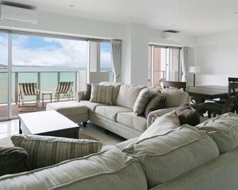 Hideout Okinawa Uruma - Uruma - Вітальня