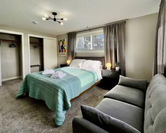The Shoreline #5- Beach Access, Ocean Views, Private - Kodiak - Bedroom