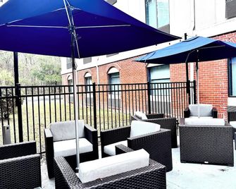 Holiday Inn Express & Suites Hinesville East - Fort Stewart By IHG - Hinesville - Balkon