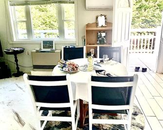 Walk To Dennisport Beaches 4 Min.Bars And Restaurants 2min Walk.Perfect Location - Dennis Port - Dining room