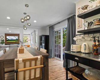 Spacious Stylish Modern Daylight Basement Retreat King Bed Office - Bellevue - Beaux Arts Village