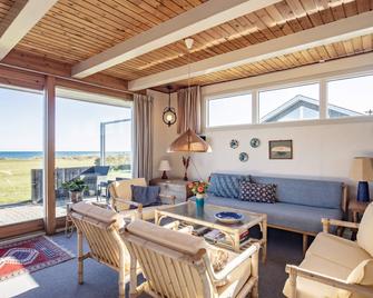 Relaxing Holiday Home in Sæby With Sea Views - Sæby - Living room
