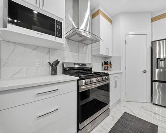 Spacious 4 Beds Sleeps 8 Near Airport Family Home - Nisku - Kuchyň