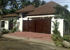 Mansion in Nabua, Bicol for relaxation and family w\/ parking and breakfast - Nabua - Outdoor view
